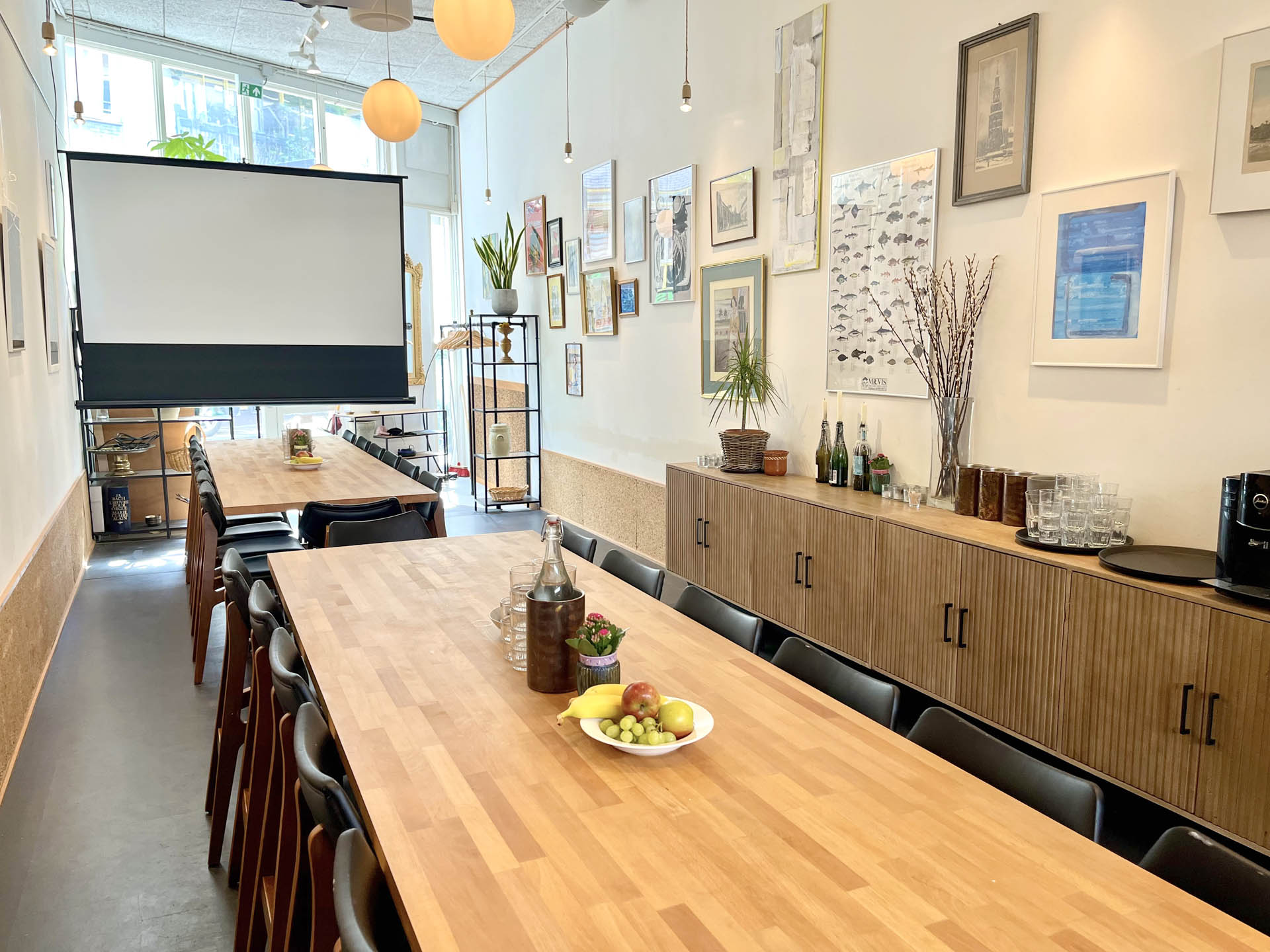 Gedekte vergadertafel van The Meeting Room Amsterdam